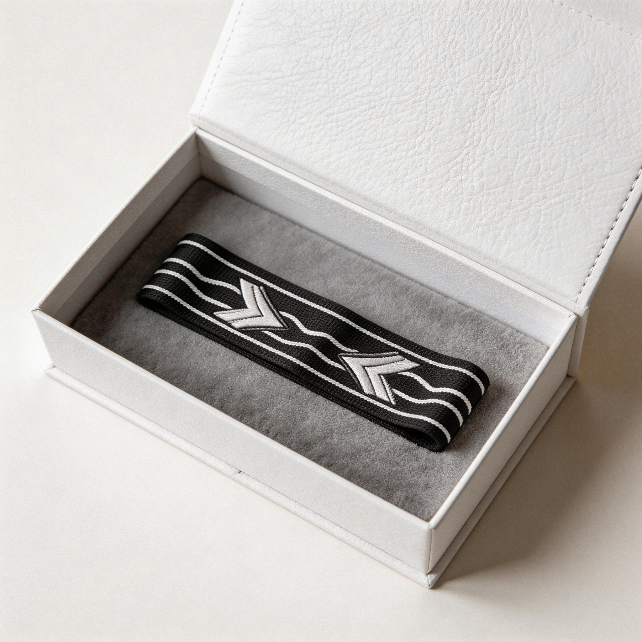 Bold Black & White Waves Yoga Headband – Comfortable Fit for Active Women  Product Features: